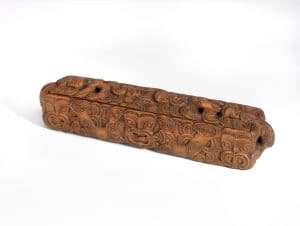 Māori ‘treasure box’. New Zealand, late-18th century. Wood, shell, 9.4 x 43 x 9.8cm © Trustees of British Museum
